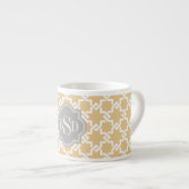 Schickes gelbes ineinander greifenmustermonogramm espressotasse (Vorderseite Rechts)