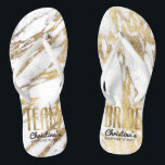 Schickes Gold und weiße Marmorteam-Braut Badesandalen<br><div class="desc">Elegant, Chic und modernes Imitat Druckgold und weiße Marmormuster, Team-Brautandenken drehen Sie Reinfälle um. Dieser klassische und hoch entwickelte Entwurf ist für die noble, trendy und stilvolle Brautjungfer oder die Trauzeugin perfekt. Tragen Sie sie zum Junggeselinnen-Abschied oder zu jedem möglichem Vorhochzeit Ereignis, um Ihre Unterstützung für die Braut zu zeigen....</div>