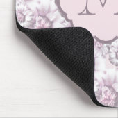 Schickes graues und rosa Blumenmuster-Monogramm Mousepad (Ecke)
