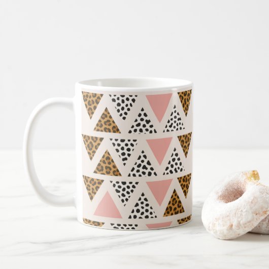 Schickes Leopard- und rosafarbenes Dreieckmuster Kaffeetasse (Mit Donut)