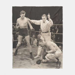 Schiedsrichter zählt über Boxer im Ringboxen, Vint Fleecedecke