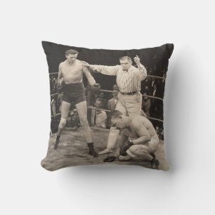 Schiedsrichter zählt über Boxer im Ringboxen, vint Kissen
