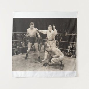 Schiedsrichter zählt über Boxer im Ringboxen, Vint Wandteppich