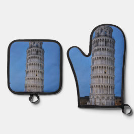 Schiefer Turm in der Dämmerung Ofenhandschuh & Topflappen-Set