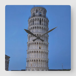 Schiefer Turm in der Dämmerung Quadratische Wanduhr