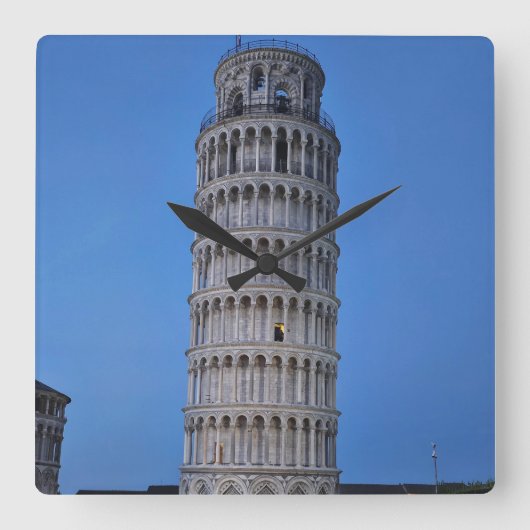 Schiefer Turm in der Dämmerung Quadratische Wanduhr (Vorderseite)
