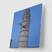 Schiefer Turm in der Dämmerung Quadratische Wanduhr (Winkel)