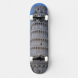 Schiefer Turm in der Dämmerung Skateboard