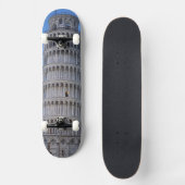 Schiefer Turm in der Dämmerung Skateboard (Vorderseite)