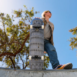 Schiefer Turm in der Dämmerung Skateboard