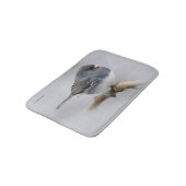 Schieferfarbener, dunkel-Mit Augen Junco auf der B Badematte (Schrägansicht)