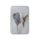 Schieferfarbener, dunkel-Mit Augen Junco auf der B Badematte (Vorderseite Vertikal)