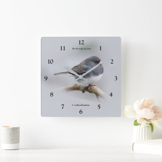 Schieferfarbener, dunkel-Mit Augen Junco auf der B Quadratische Wanduhr (Zuhause)