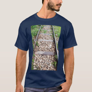 Schienengleis mit Metallschwellen und Ballaststein T-Shirt