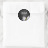 schiere Blume auf Stein mit motivierend Zitat Runder Aufkleber (Tasche)