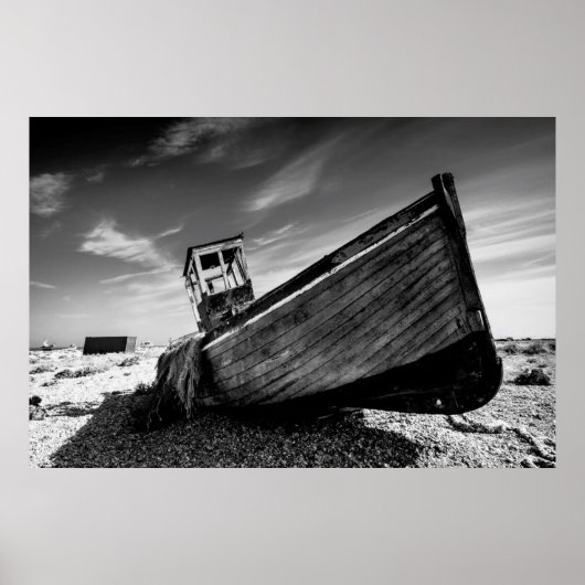 Schiff auf dem Strand von Dungeness Poster (Vorne)