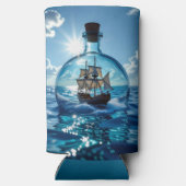 Schiff in einer Flasche im Meer Selters Dosenkühler (Rückseite)