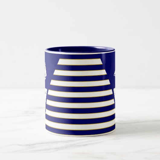 Schiff & Monogramm auf blau-weiß gestreift Zweifarbige Tasse (Mittel)