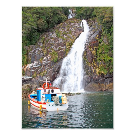Schiff und Wasserfall, Chile Fotodruck (Vorne)