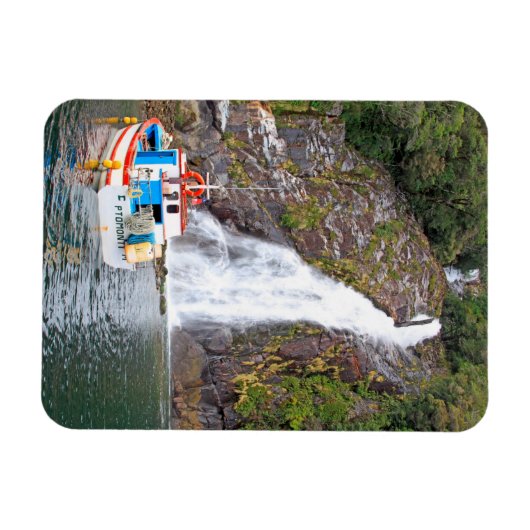 Schiff und Wasserfall, Chile Magnet (Horizontal)