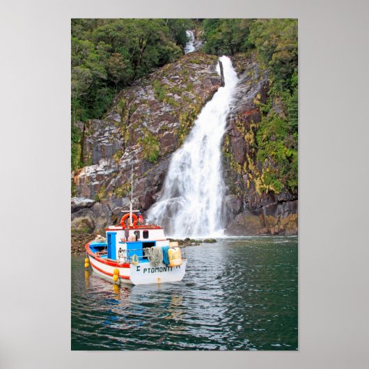 Schiff und Wasserfall, Chile Poster (Vorne)