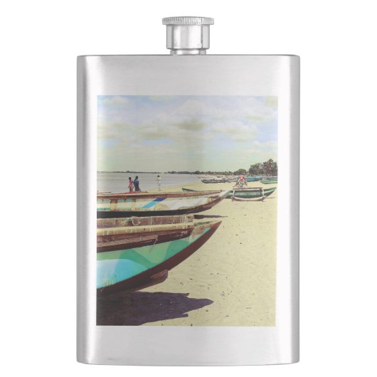 Schiffe am Tropical Beach Flachmann (Vorderseite)