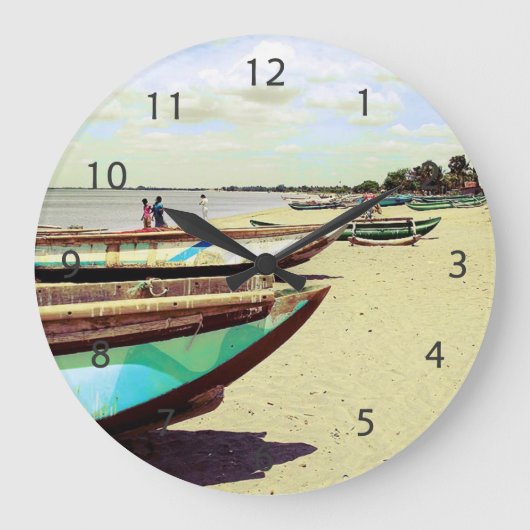Schiffe am Tropical Beach Große Wanduhr (Vorderseite)