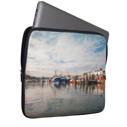 Schiffe, die zwischen einer Wolkenlandschaft anged Laptopschutzhülle (Vorne Rechts)