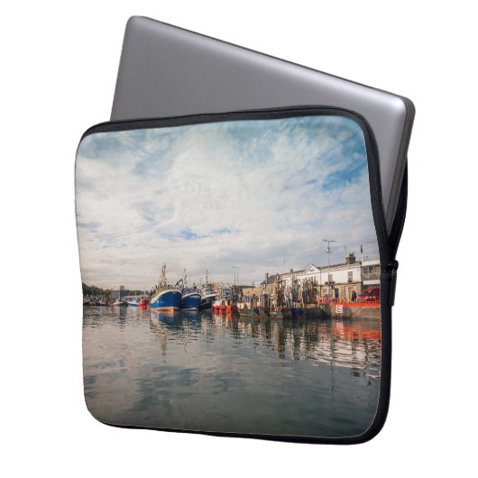 Schiffe, die zwischen einer Wolkenlandschaft anged Laptopschutzhülle (Vorderseite Links)