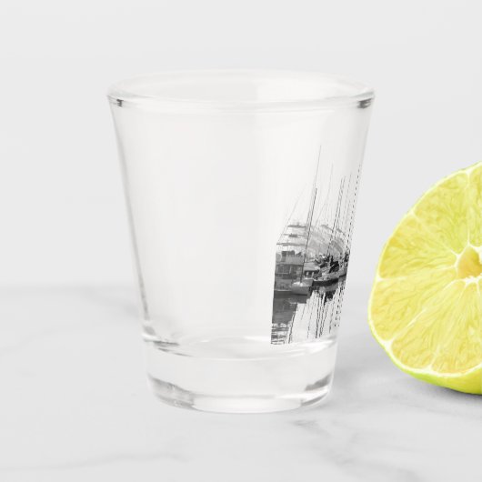 Schiffe im Hafen Schnapsglas (Links)