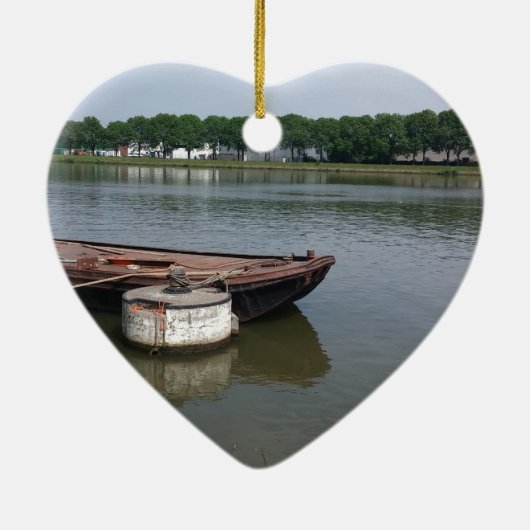 Schifffahrtsschiff, Kajakkanal Keramikornament (Hinten)