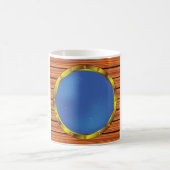 Schiffsbullauge-Fenster mit blauem Wasser Kaffeetasse (Mittel)