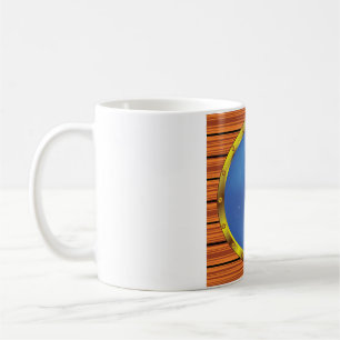 Schiffsbullauge-Fenster mit blauem Wasser Kaffeetasse