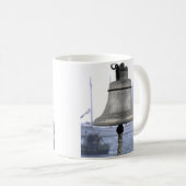 Schiffsglocke im Hafen wolkiger Tag Tasse (VorderseiteRechts)