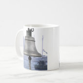 Schiffsglocke im Hafen wolkiger Tag Tasse (Vorderseite Links)
