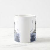 Schiffsglocke im Hafen wolkiger Tag Tasse (Mittel)