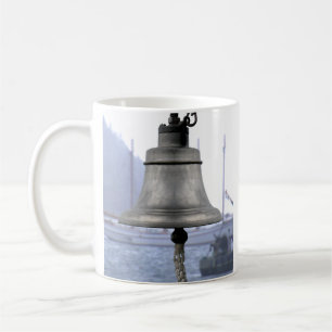 Schiffsglocke im Hafen wolkiger Tag Tasse