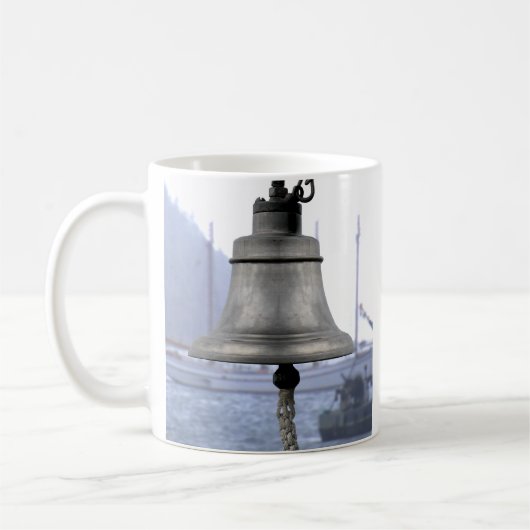 Schiffsglocke im Hafen wolkiger Tag Tasse (Links)