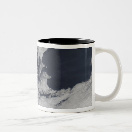 Schiffswellenförmige Wolken im Südindischen Ozean Zweifarbige Tasse (Rechts)