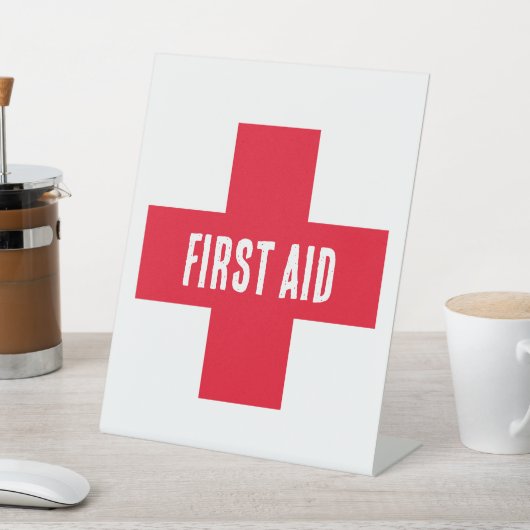 Schild des Bodens - Erste Hilfe - Rotes Kreuz (In SItu)