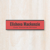 Schild mit dem Namen der roten Büros (Vorderseite )