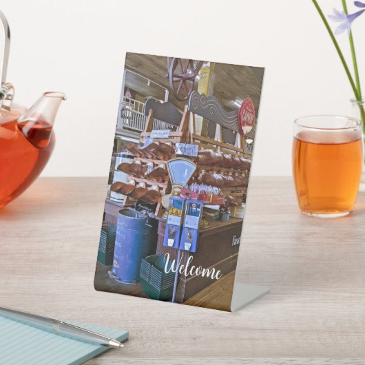 Schild "Old Country Store Pedestal" (In SItu)