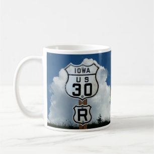 Schild "US Route 30" mit R Turn Sign Kaffeetasse