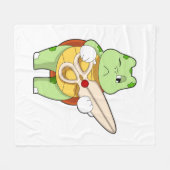 Schildkröte als Friseur mit Schere Fleecedecke (Vorderseite (Horizontal))