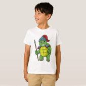 Schildkröte als Krieger mit Spear & Helmet T-Shirt (Vorne ganz)