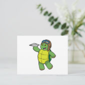 Schildkröte als Pilot mit Papier-Flugzeug Postkarte (Stehend Vorderseite)