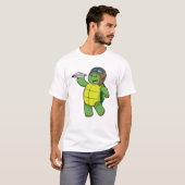 Schildkröte als Pilot mit Papier-Flugzeug T-Shirt (Vorne ganz)
