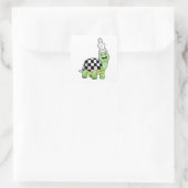 Schildkröte beim Schach mit Schachbrett und König Quadratischer Aufkleber (Tasche)