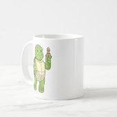 Schildkröte beim Schachspiel mit Schachfigur Bauer Kaffeetasse (Vorderseite Links)