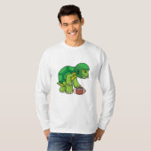 Schildkröte beim Sport mit Fußball und Helm T-Shirt (Vorne ganz)